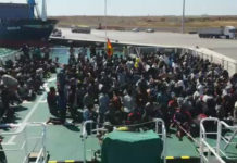 Rescatados del mar por la Guardia Civil aplauden la bandera española Rescatados del mar por la Guardia Civil aplauden la bandera española