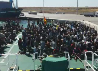 Rescatados del mar por la Guardia Civil aplauden la bandera española Rescatados del mar por la Guardia Civil aplauden la bandera española