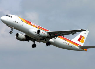Canarias ante las tasas aeroportuarias de AENA Un avión de Iberia