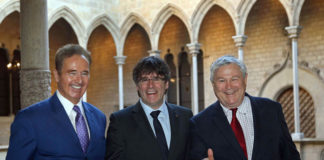 Carles Puigdemont, con los congresistas de EEUU Brian Higgins (i) y Dana Rohrabacher (d). | FOTO: Toni Albir EFE - El Español