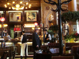 Puigdemont tomando café en Bruselas (Montaje fotográfico)