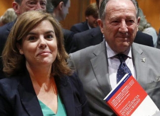 ¡Que viene Puigdemont! ¿No se lo cree? Félix Roldán y Soraya Sáenz de Santamaría en una imagen de archivo