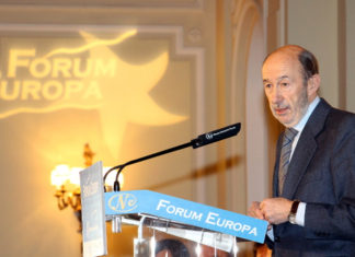 EL PSOE de momento no es uno, ni es trino Alfredo Rubalcaba presentando a Javier Fernández en el Fórum Europa