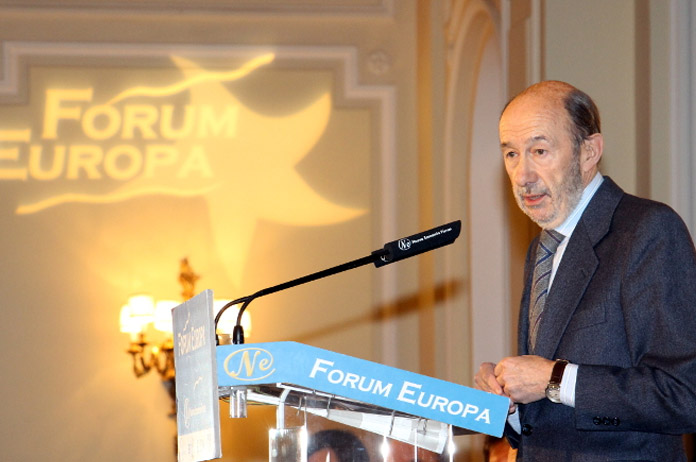 Alfredo Rubalcaba presentando a Javier Fernández en el Fórum Europa