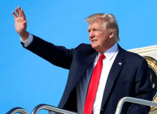 Donald Trump saliendo del Air Force One
