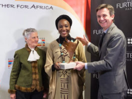 Ebele Okoye recibiendo el Premio Harambee 2018