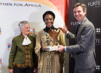 Ebele Okoye recibiendo el Premio Harambee 2018