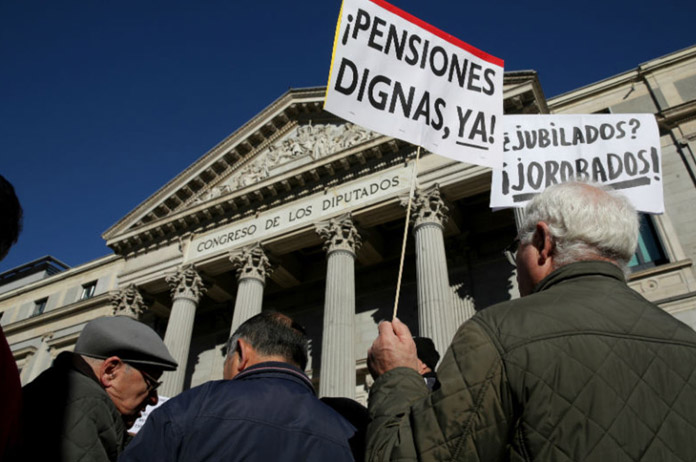 jubilados manifestándose ante el Congreso