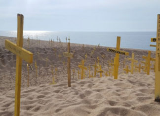 Cataluña terminará mal Cruces en la playa de Canet de Mar | FOTO: CDR Canet de Mar