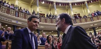 El saludo entre Pedro Sánchez y Mariano Rajoy que dio fin a la moción de censura. | FOTO: Pierre-Philippe Marcou vía Merca2