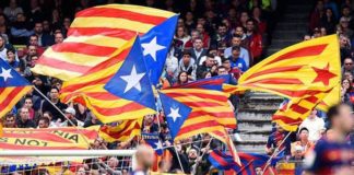 Banderas en el Camp Nou