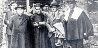 El cura, nacionalista vasco, fusilado en 1936 José de Ariztimuño, segundo por la izquierda, junto al lehendakari Aguirre (Fundación Sabino Arana)
