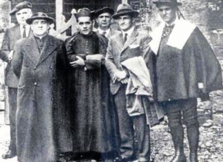 El cura, nacionalista vasco, fusilado en 1936 José de Ariztimuño, segundo por la izquierda, junto al lehendakari Aguirre (Fundación Sabino Arana)