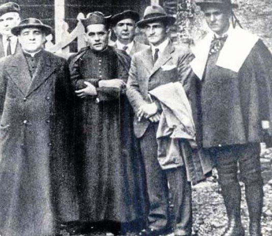 El cura, nacionalista vasco, fusilado en 1936 José de Ariztimuño, segundo por la izquierda, junto al lehendakari Aguirre (Fundación Sabino Arana)