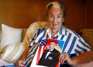 ¿Es esta la vida moderna? Mary con una foto de su nieto Manuel