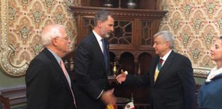Felipe VI saluda a López Obrador en su visita a Méjico. FOTO: Twitter Casa Real