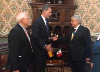 Felipe VI saluda a López Obrador en su visita a Méjico. FOTO: Twitter Casa Real