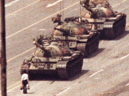 El famoso «hombre del tanque» que detuvo al ejército chino durante las protestas de Tiananmen.
