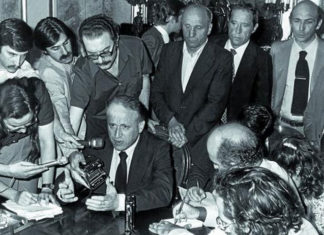 Xabier Arzalluz, diputado del PNV se abstiene en la votación de la Constitución de 1978