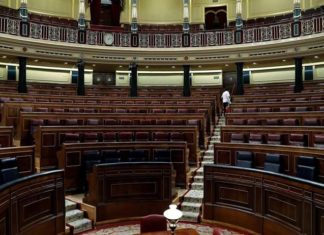 ¡Qué vergüenza, qué vergüenza! ¡Qué vergüenza, qué vergüenza!