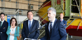 Grande-Marlaska visita junto al ministro de Agricultura y el comisario de Ayuda Humanitaria los aviones españoles de la primera flota europea de lucha contra incendios / Ministerio del Interior