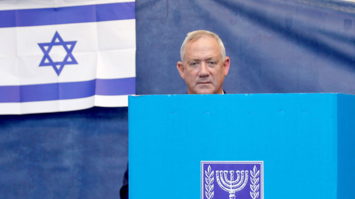 Tiempo de cambio en Israel con incendio al fondo Tiempo de cambio en Israel con incendio al fondo