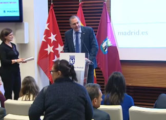 Los Monstruos no viven en los armarios, están entre nosotras Los Monstruos no viven en los armarios, están entre nosotras