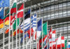 La UE ya boxeaba por debajo de su peso antes de la pandemia Banderas del Parlamento Europeo