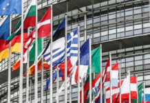 La UE ya boxeaba por debajo de su peso antes de la pandemia Banderas del Parlamento Europeo