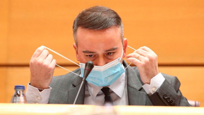 Iván Redondo poniéndose la mascarilla | Europa Press Iván Redondo poniéndose la mascarilla | Europa Press