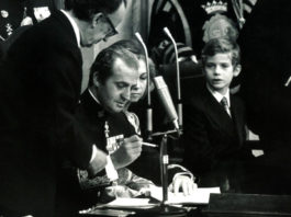 Juan Carlos I firma la Constitución Española