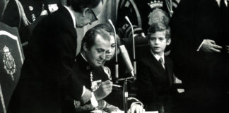 Juan Carlos I firma la Constitución Española