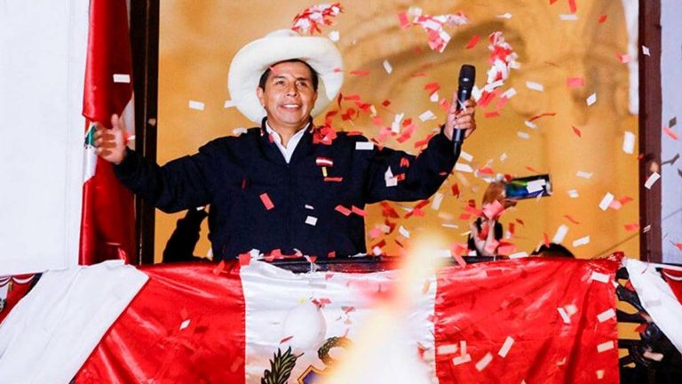Patada al tablero político peruano