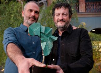 Periodismo con pausa en tiempos acelerados Xavier Aldekoa y Alfons Rodríguez, autor y fotógrafo del reportaje ganador, muestran el galardón del III Premio Saliou Traoré en el patio de Casa África. Foto: Ángel Medina/EFE