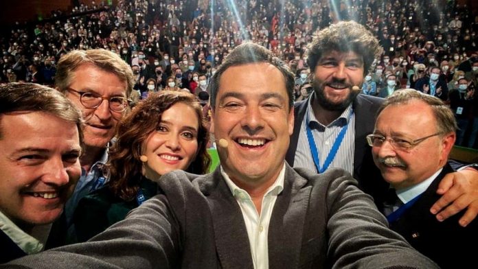 A vueltas con el PP. FOTO: Juanma Moreno (selfie con los barones del PP) A vueltas con el PP. FOTO: Juanma Moreno (selfie con los barones del PP)