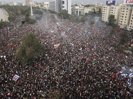 FOTO: AP/RODRIGO ABD - Fotografía de multitud en la Plaza Italia en Santiago de Chile
