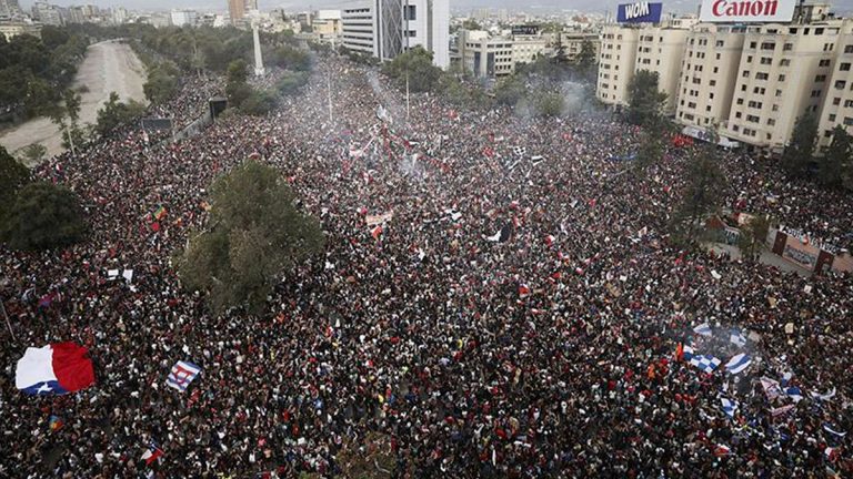 FOTO: AP/RODRIGO ABD - Fotografía de multitud en la Plaza Italia en Santiago de Chile