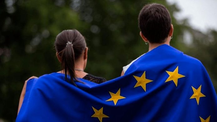 Los españoles, cada vez más europeístas y menos confiados en las instituciones nacionales Los españoles, cada vez más europeístas y menos confiados en las instituciones nacionales