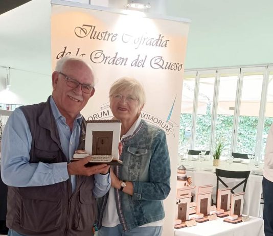 Abel Cádiz recoge un premio de la Ilustre Cofradía de la Orden del Queso