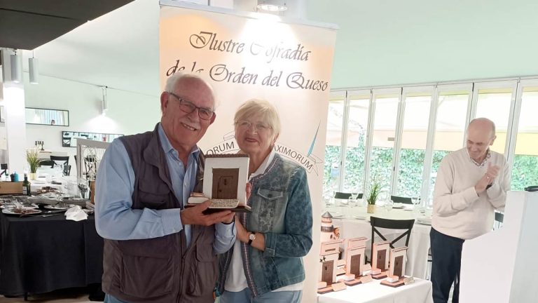 Abel Cádiz recoge un premio de la Ilustre Cofradía de la Orden del Queso