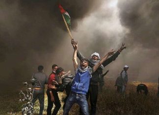 Manifestantes palestinos gritan durante los enfrentamientos con tropas israelíes en una protesta en la frontera entre Israel y Gaza | REUTERS/MOHAMMED SALEM