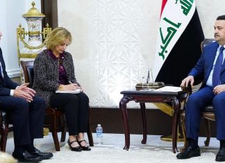 Una imagen difundida por la Oficina de Prensa del primer ministro iraquí el 5 de noviembre de 2023 muestra al primer ministro Mohamed Shia al-Sudani (dcha.) reunido con el secretario de Estado estadounidense Antony Blinken en Bagdad | IRAQI PRIME MINISTER’S PRESS OFFICE/AFP