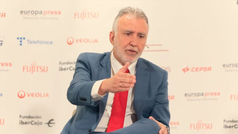 Ministro canario ante la pira