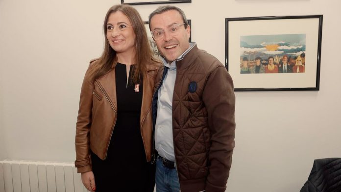 FOTO: Lara Garlito y Gallardo se saludan tras las primarias del PSOE de Extremadura | JORGE ARMESTAR / EUROPA PRESS