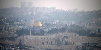 Panorámica de la Ciudad Vieja de Jerusalén en la madrugada del 14 de abril de 2024