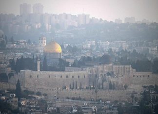 Panorámica de la Ciudad Vieja de Jerusalén en la madrugada del 14 de abril de 2024