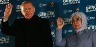 El presidente turco y líder del Partido de la Justicia y el Desarrollo (AK), Recep Tayyip Erdogan, junto a su esposa Emine Erdogan, saluda a sus seguidores mientras pronuncia un discurso tras las elecciones municipales turcas, en la sede del AK en Ankara, el 1 de abril de 2024 | Adem ALTAN/AFP