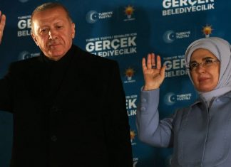 El presidente turco y líder del Partido de la Justicia y el Desarrollo (AK), Recep Tayyip Erdogan, junto a su esposa Emine Erdogan, saluda a sus seguidores mientras pronuncia un discurso tras las elecciones municipales turcas, en la sede del AK en Ankara, el 1 de abril de 2024 | Adem ALTAN/AFP