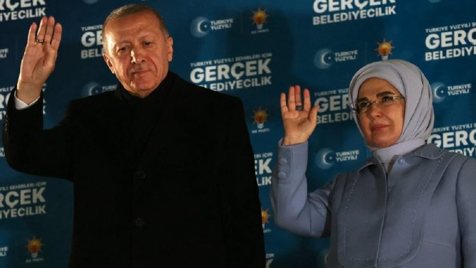 Recep Tayyip Erdogan, junto a su esposa Emine Erdogan El presidente turco y líder del Partido de la Justicia y el Desarrollo (AK), Recep Tayyip Erdogan, junto a su esposa Emine Erdogan, saluda a sus seguidores mientras pronuncia un discurso tras las elecciones municipales turcas, en la sede del AK en Ankara, el 1 de abril de 2024 | Adem ALTAN/AFP