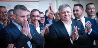 El candidato presidencial Peter Pellegrini (Izquierda) y el primer ministro eslovaco Robert Fico (Derecha) hablan con los periodistas tras el anuncio de la victoria de Pellegrini en la segunda vuelta de las elecciones presidenciales eslovacas, el 6 de abril de 2024 en Bratislava, Eslovaquia | VLADIMIR SIMICEK/AFP